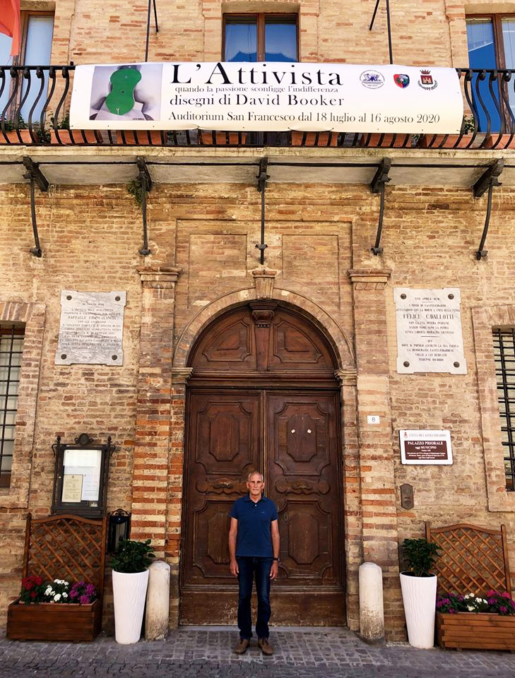  David Booker in piedi con il banner della sua mostra 'L'Attivista' sul Palazzo Comunale di Castelfidardo