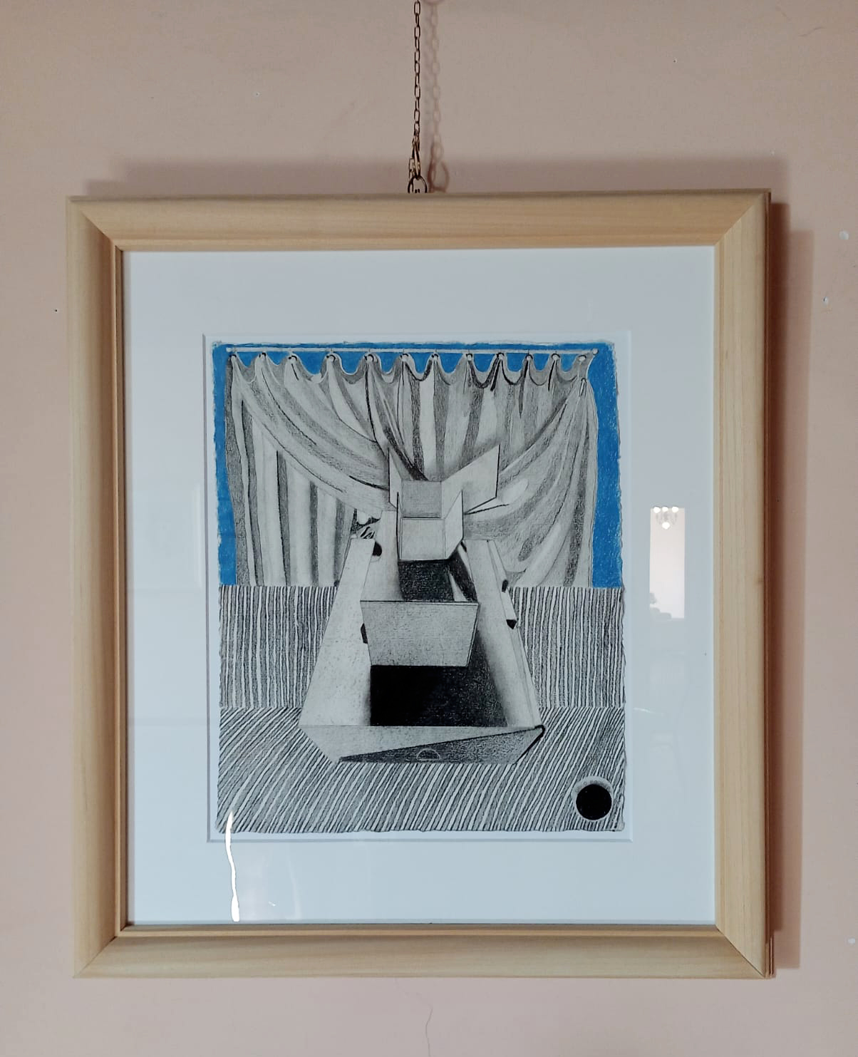 Disegno a matita che rappresenta alcune scatole con una tenda sullo sfondo