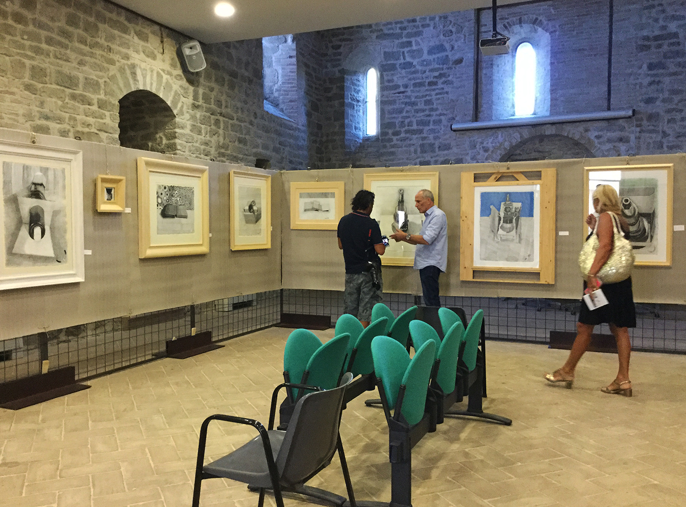 L'interno dell'Auditorium con in mostra i disegni di David Booker a Bevagna