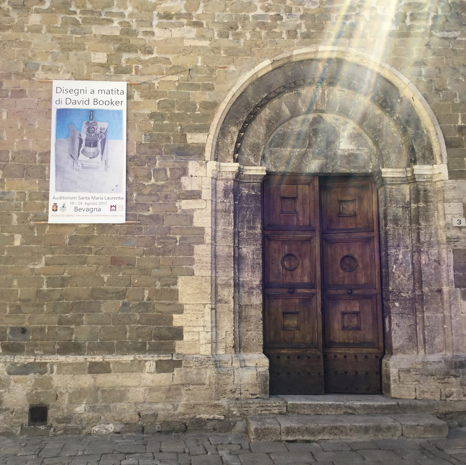 L'esterno dell'Auditorium con il banner della mostra dei disegni di David Booker a Bevagna in provincia di Perugia