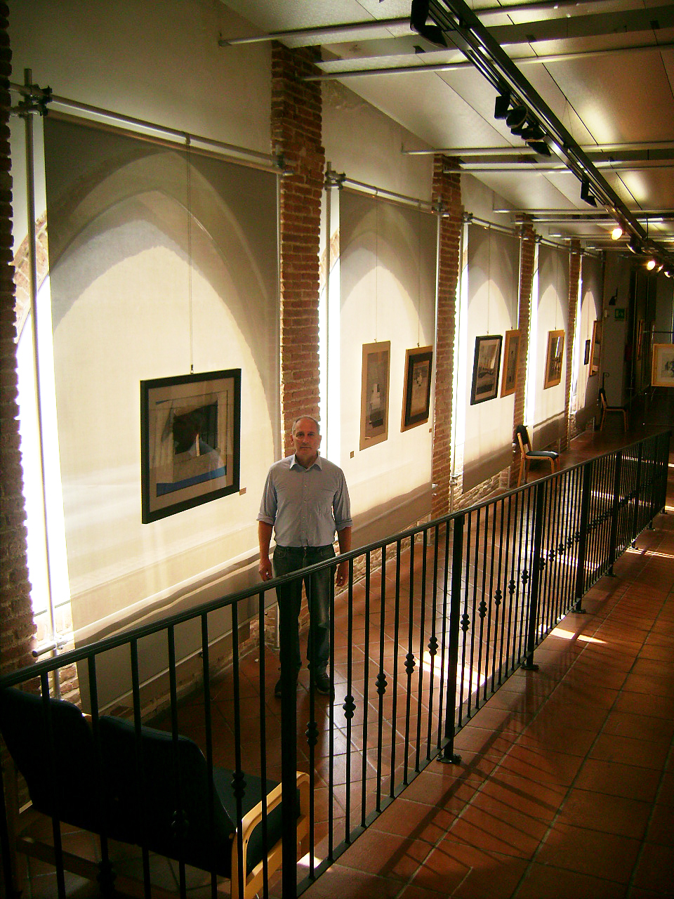 David Booker con le sue opere nella galleria delle mostre del Museo della Carta di Fabriano in Provincia di Ancona