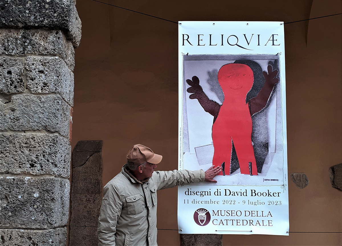 David Booker con lo stendardo della mostra