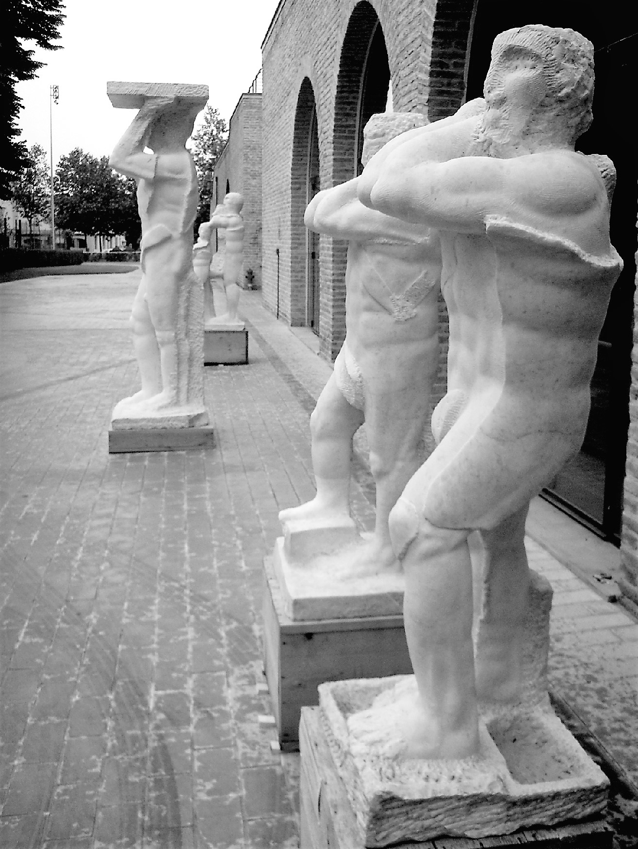 Sculture figurative in marmo nel cortile interno del Castello dei Pico di Mirandola in provincia di Modena