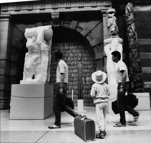 Mostra delle sculture in marmo e in legno di David Booker nell'atrio della Stazione Centrale Ferroviaria di Sydney, Australia e persone che guardano le sculture passando