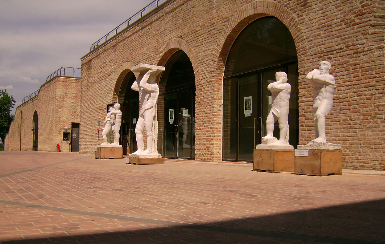 Sculture figurative in marmo integrate nel cortile interno del Castello dei Pico di Mirandola in provincia di Modena