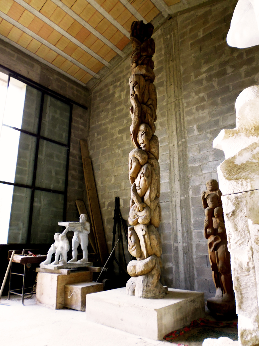 Il grande Totem in legno di Tasmania nello studio-laboratorio di David Booker in provincia di Terni, Umbria