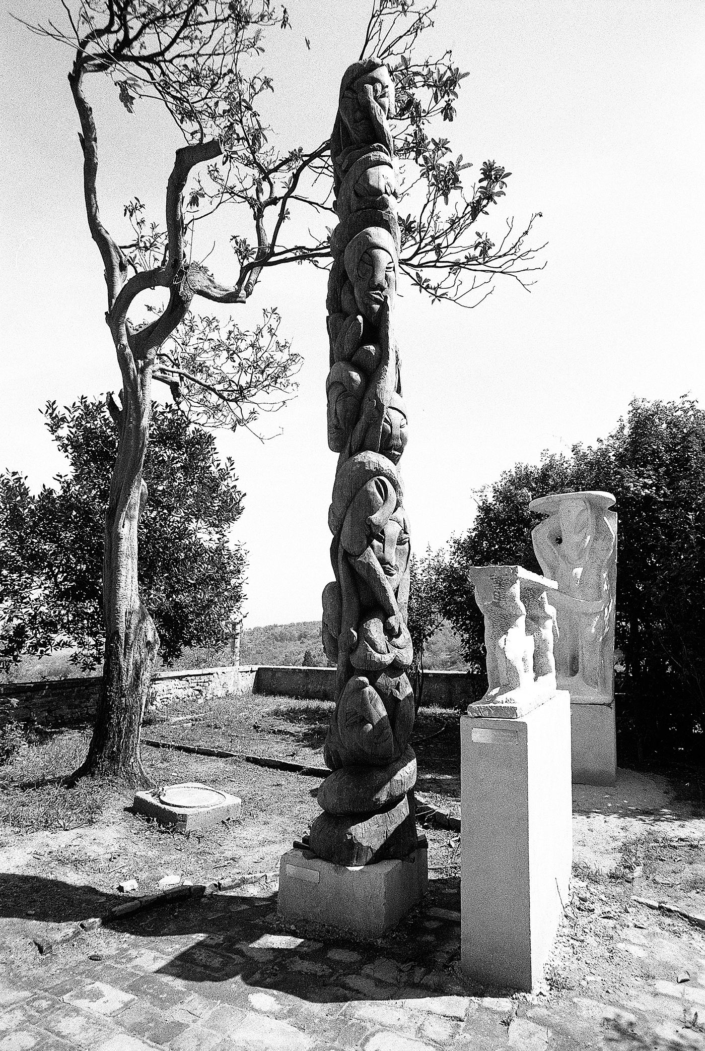 Il grande Totem in legno e due sculture in marmo a Palazzo Baldeschi di Paciano in Provincia di Perugia