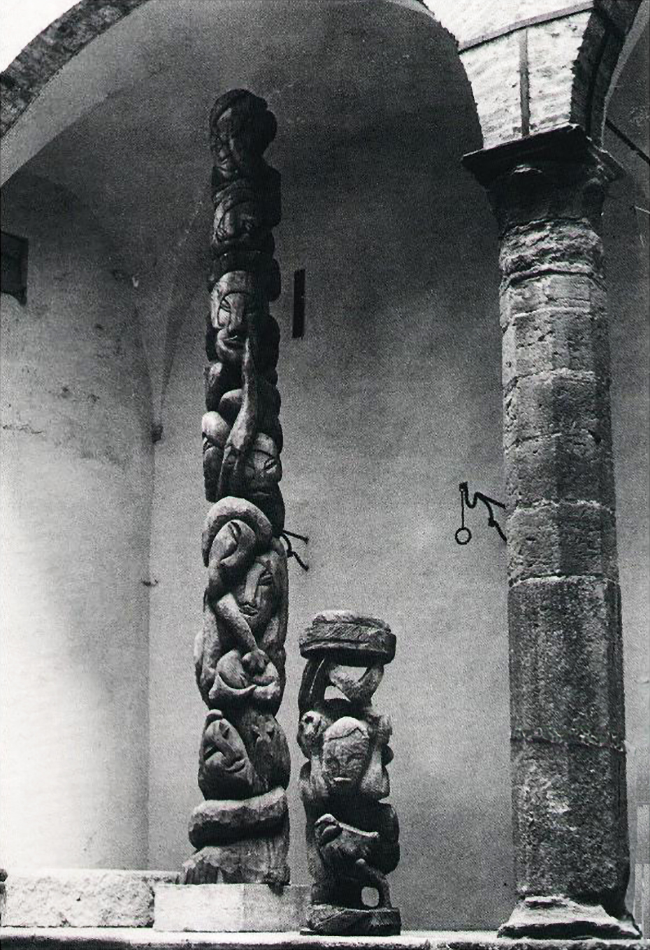 Il grande Totem di David Booker in mostra nel cortile interno del Palazzo Comunale di Montepulciano in provincia di Siena